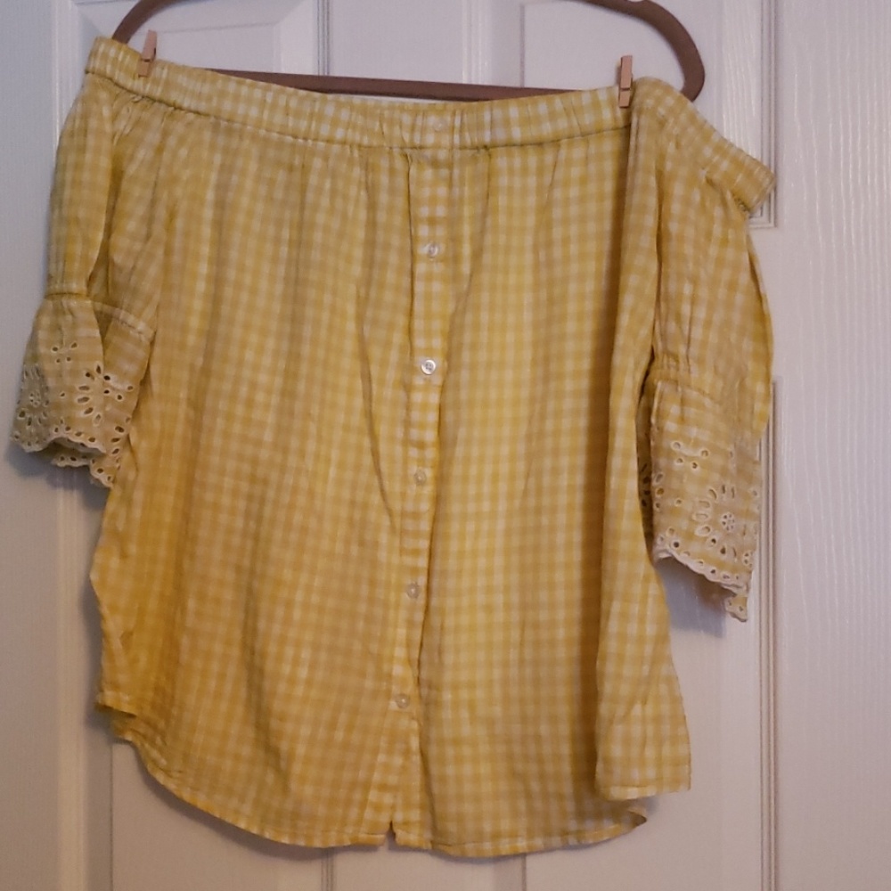Old Navy off shoulder top. - Picture 1 of 4